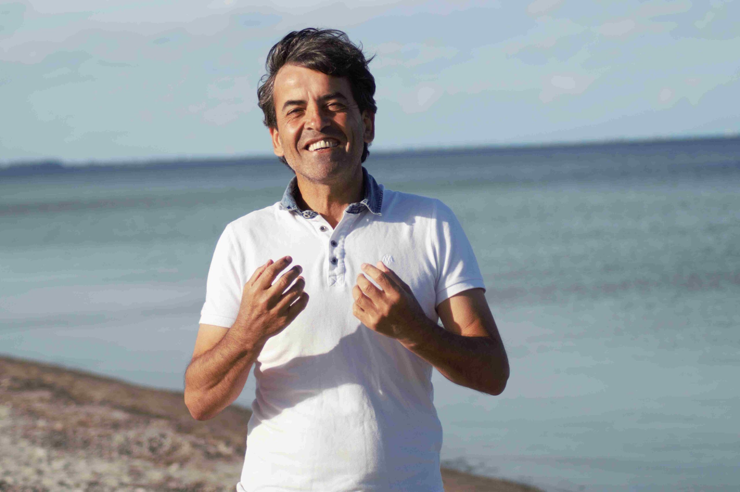 Fußballtrainer Walid Malkawi beim Training mit jungen Spielern in Leipzig
