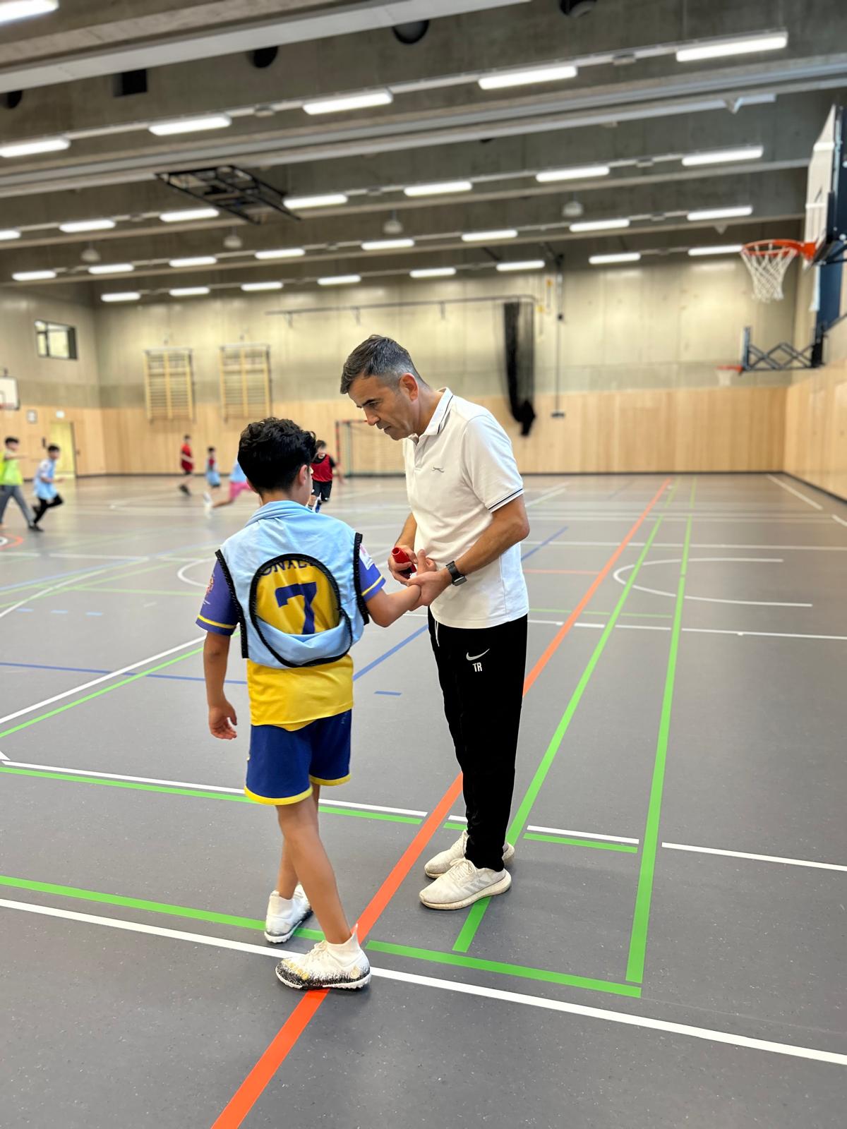 Fußballtrainer Walid Malkawi beim Training mit jungen Spielern in Leipzig